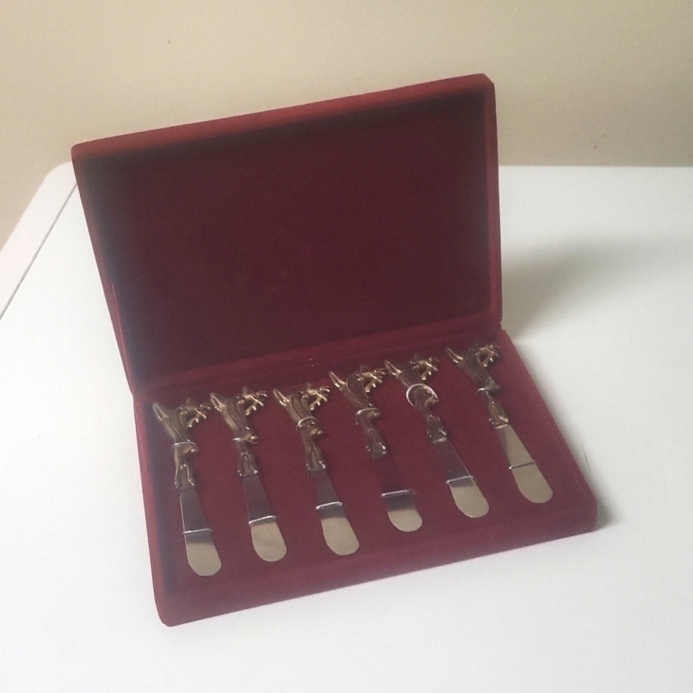 Vtg Reindeer Butter or Cheese Silver-Plated Spreader Knives in Red Velvet Box.